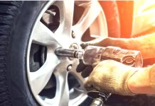 पुणे अन्न धान्य वितरण कार्यालयातील अधिका-यांनी रेशनिंग दुकानदाराकडून कारचे टायर बदलून घेतल्याच प्रकार आला समोर.! चर्चेला आले उधाण?